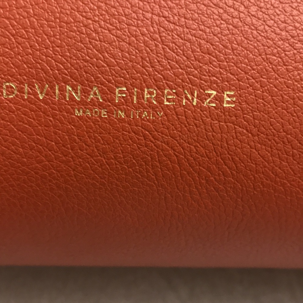 Divina Fireeze leather structured beautiful purse. - Picture 3 of 12